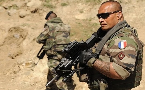 Ποια είναι η θρυλική «Λεγεώνα των Ξένων» που «πάτησε» Συρία – Βίντεο